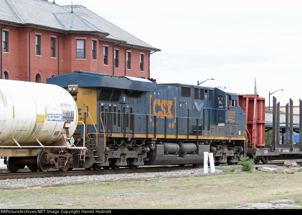 CSX 3227 is a mid-train DPU on train M409-24